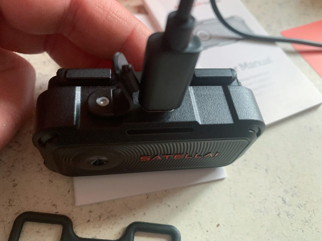 SATELLAI Collar GO charging port